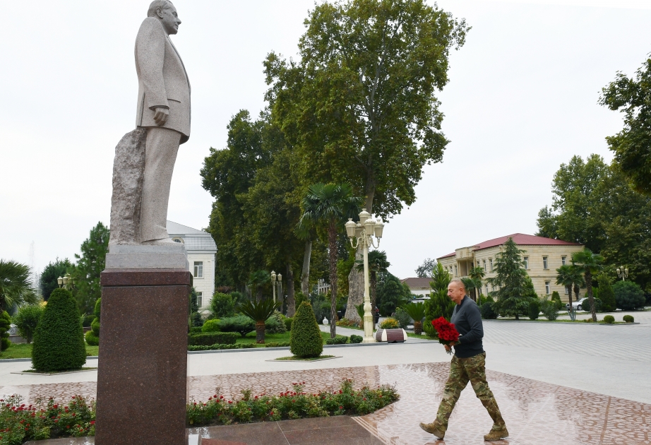 La visita al monumento al gran líder Heydar Aliyev en Barda