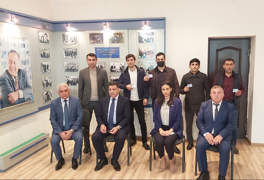 YAP Qaradağ rayon təşkilatında partiya sıralarına yeni qəbul olunmuş şəxslərə üzvlük vəsiqələri təqdim olunub