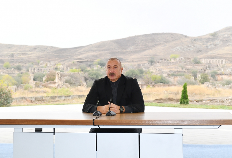 الرئيس إلهام علييف: ستواصل أذربيجان تخطيط علاقاتها الخارجية وشؤونها الداخلية كما تريد ولا يدخل أحدٌ أنفه في شؤوننا  حررنا 130 كم من حدودنا مع ايران من احتلال أرمينيا ونحقق التطورات التي جرت هنا