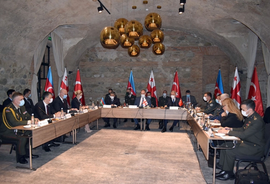 Azərbaycan, Türkiyə və Gürcüstan müdafiə nazirlərinin üçtərəfli görüşü keçirilib YENİLƏNİB