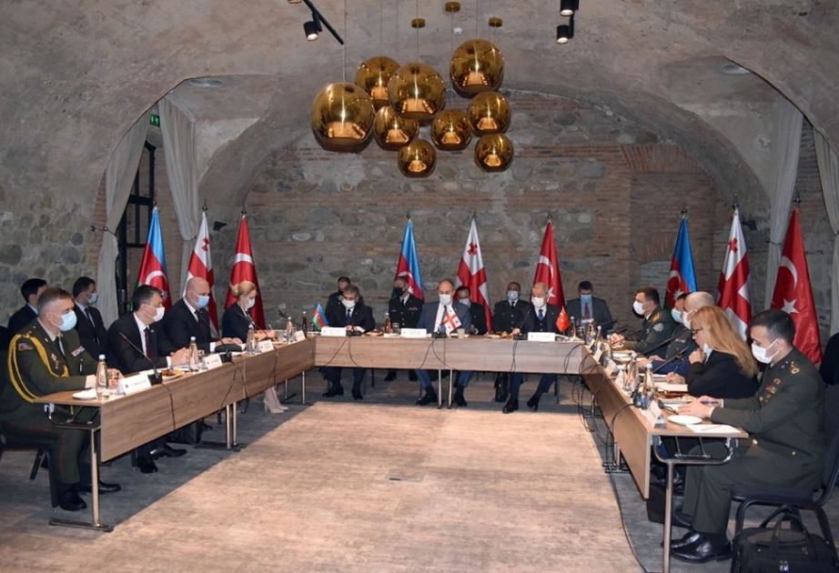 Azerbaijani, Turkish and Georgian defense ministers hold trilateral meeting