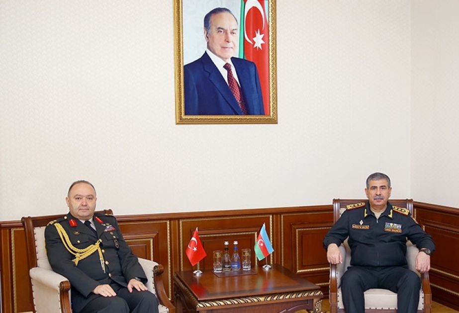 Türkiyənin yeni hərbi attaşesi Azərbaycanın müdafiə nazirinə təqdim olunub