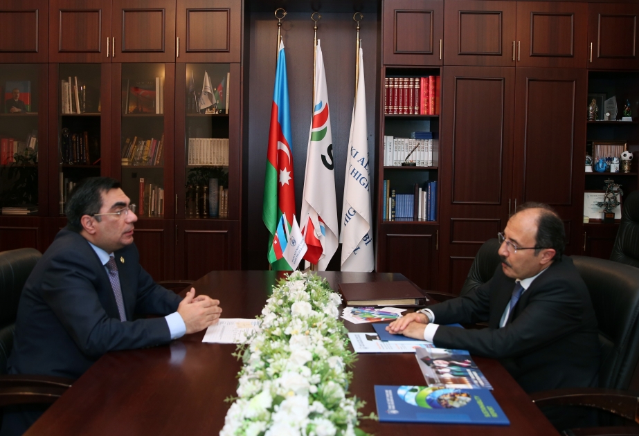 El embajador turco en Azerbaiyán visita la Escuela Superior de Petróleo de Bakú