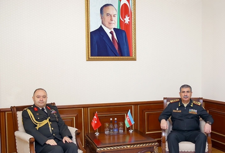 El nuevo agregado militar turco se presenta al ministro de Defensa de Azerbaiyán