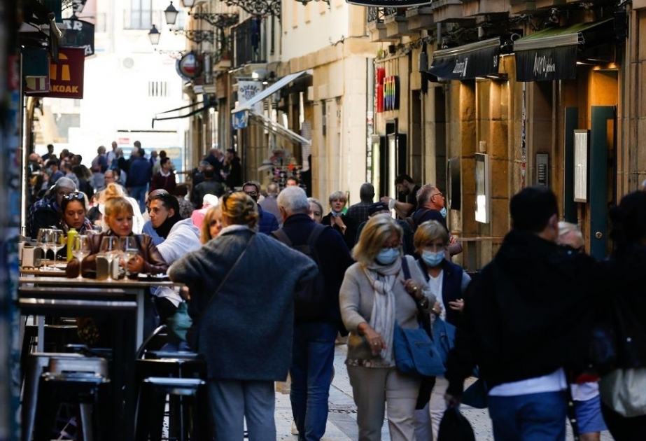España relaja restricciones y regresa al nivel bajo de riesgo de Covid-19