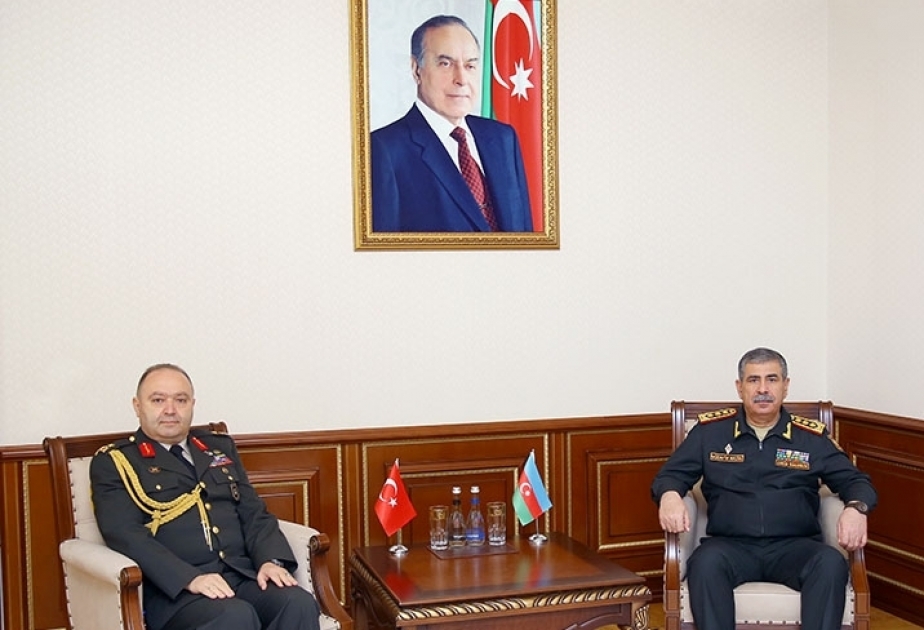 الملحق العسكري التركي الجديد يلتقي وزير الدفاع الاذربيجاني