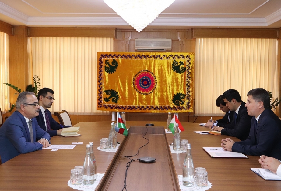 Se debatieron las cuestiones de la profundización de las relaciones económicas y comerciales entre Azerbaiyán y Tayikistán
