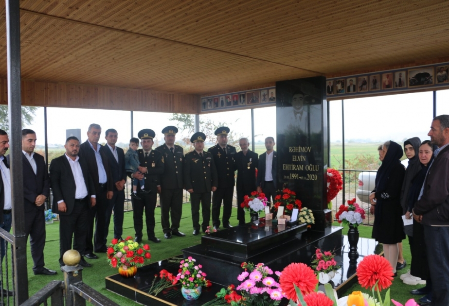 Şəhid Elvin Rəhimovun təltif edildiyi orden və medallar ailəsinə təqdim olunub VİDEO
