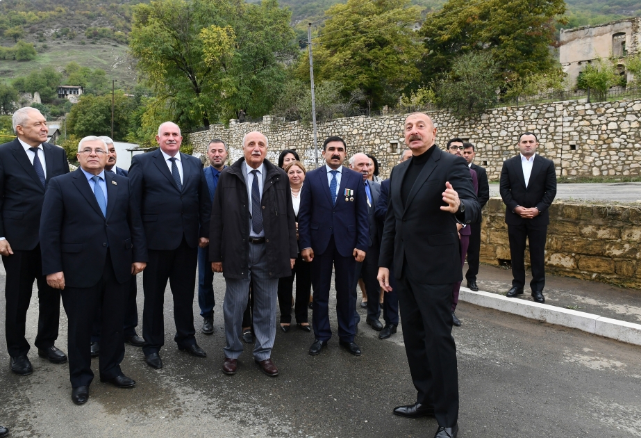 Le président Ilham Aliyev visite le village de Tough avec les représentants de la communauté de Khodjavend VIDEO
