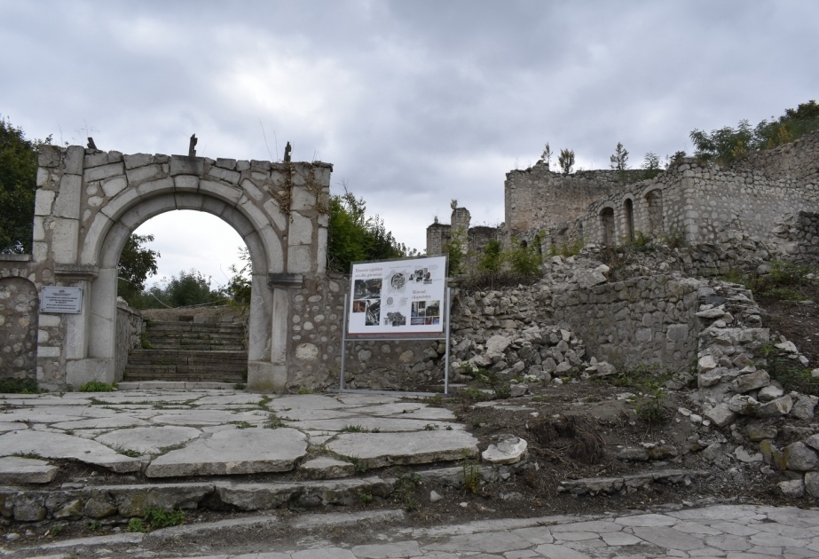 Saqueada y destruida casa del gran compositor azerbaiyano Uzeyir Hajibayli por los vándalos armenios