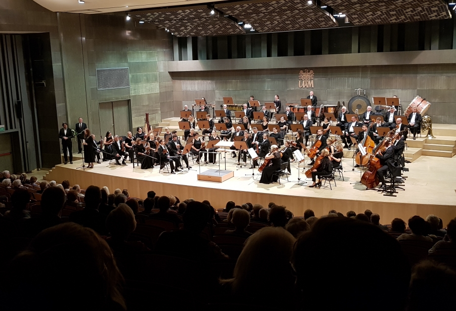 Polşanın Kaliş şəhərində dahi Azərbaycan şairi Nizaminin 880 illik yubileyi simfonik konsert proqramında anılıb VİDEO