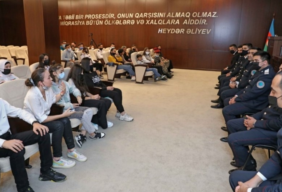 Dövlət Miqrasiya Xidmətinin Vətən müharibəsində iştirak edən əməkdaşları “Qaliblər düşərgəsi”nin məzunları ilə görüşüblər