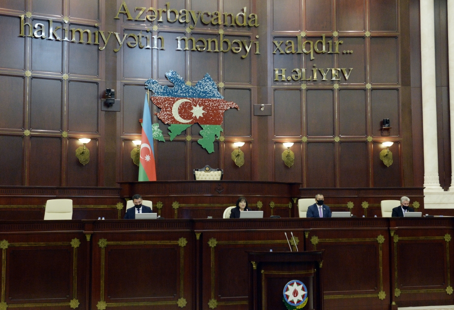 “Müstəqillik Günü haqqında” qanun layihəsi ikinci oxunuşda müzakirə olunur