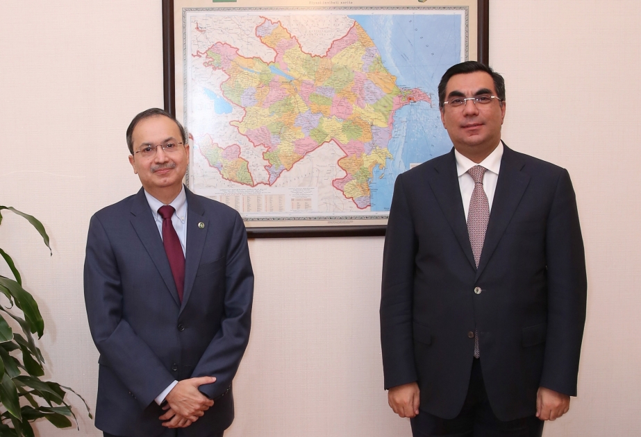 El embajador de Pakistán en Azerbaiyán visita la Escuela Superior de Petróleo de Bakú