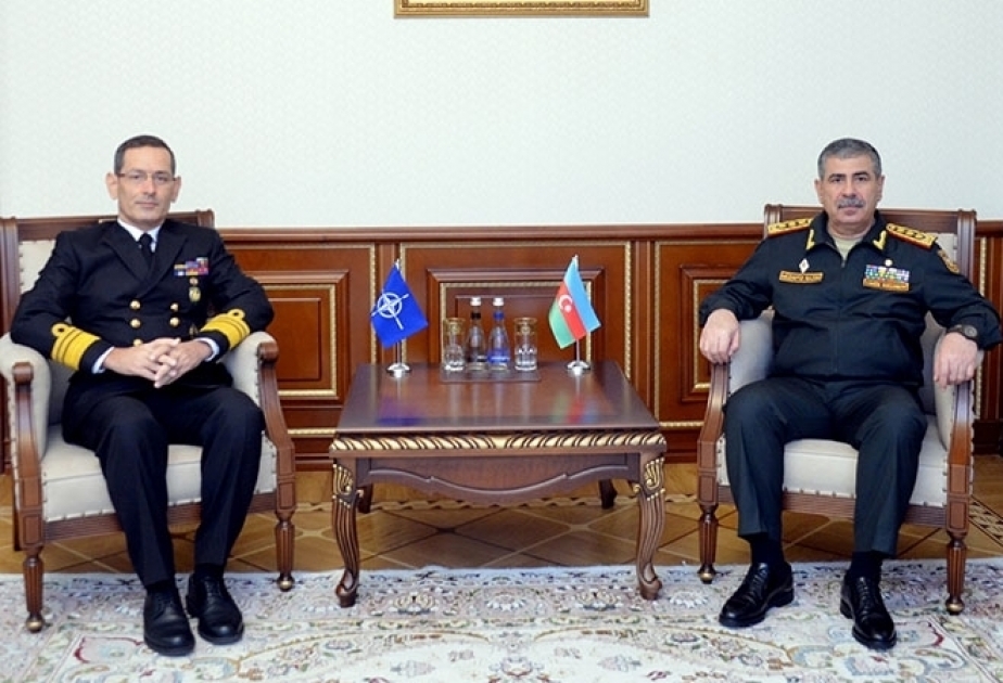 Aserbaidschanischer Verteidigungsminister traf sich mit NATO-Vertreter

