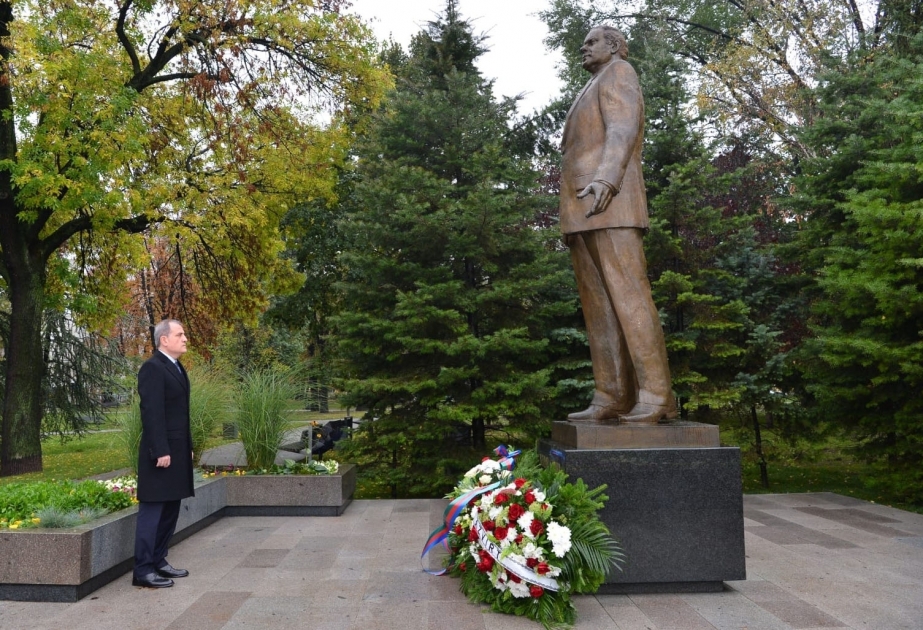 El Ministro de Asuntos Exteriores de Azerbaiyán visita el monumento al líder nacional Heydar Aliyev en Belgrado