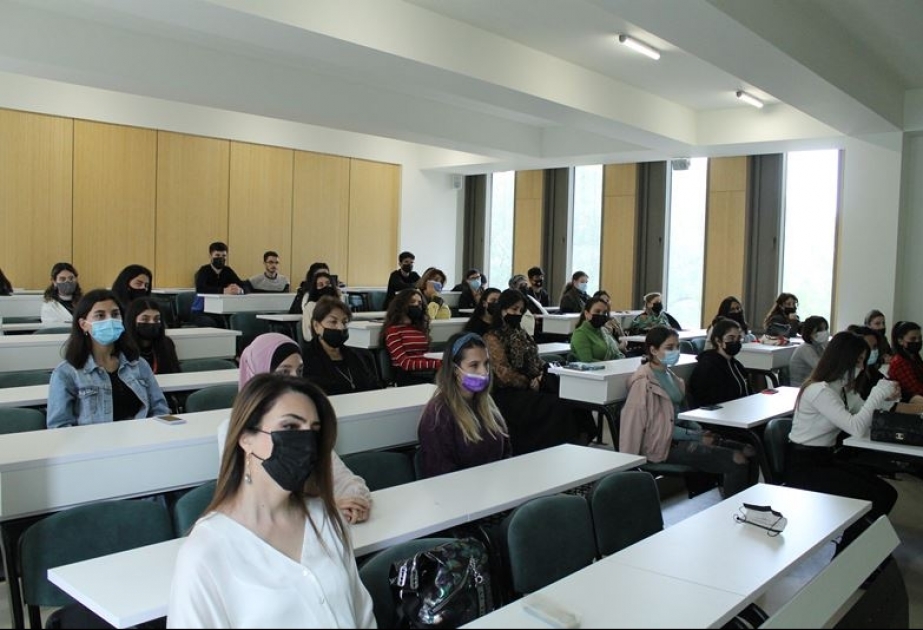 UNEC-də tədbir: Müstəqillik dövründə tekstil və yüngül sənayedə dizayn sahəsinin inkişafı