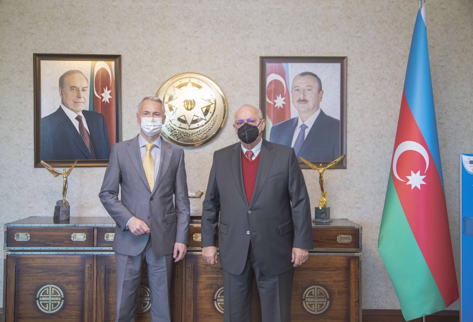 AZAL y Airbus discuten la posibilidad de renovar la flota de la aerolínea