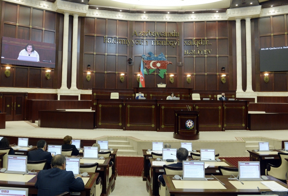 Milli Məclisdə “Müstəqillik Günü haqqında” qanun layihəsi üçüncü oxunuşda qəbul edilib
