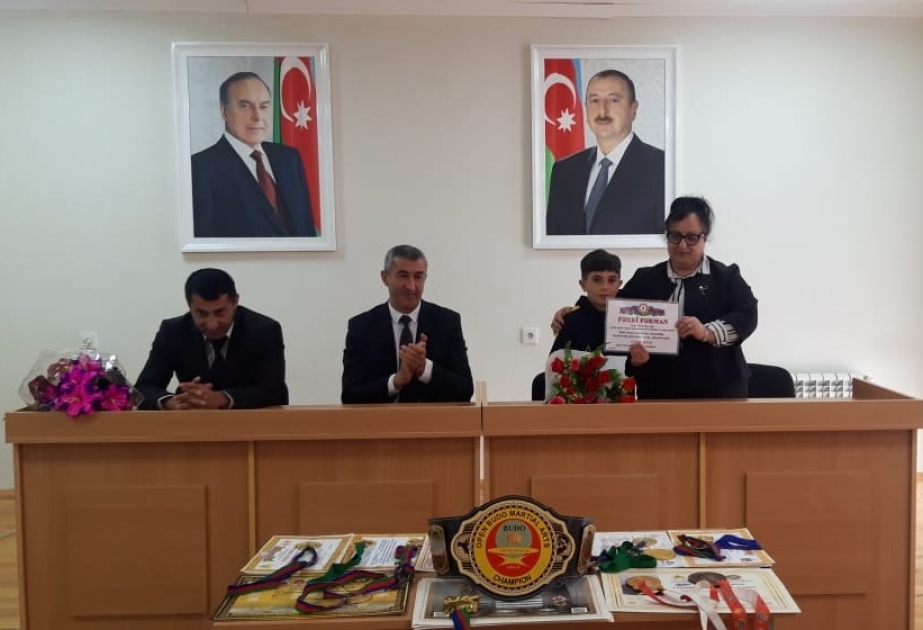 Ağdaşda tanınmış idmançı məktəblilərlə görüşüb