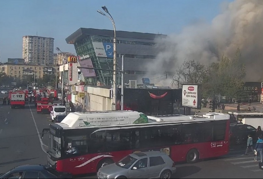 Bakıda ticarət mərkəzi yanır VİDEO