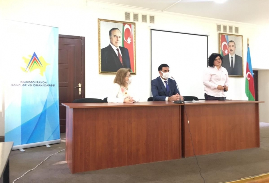 Paralimpiya çempionu Dürsədəf Kərimova məktəblilərlə görüşüb
