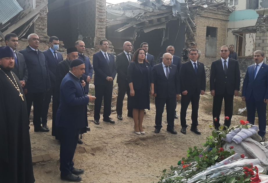 Ermənistanın terror aktları nəticəsində Gəncədə həlak olan dinc sakinlərin xatirəsi anılıb