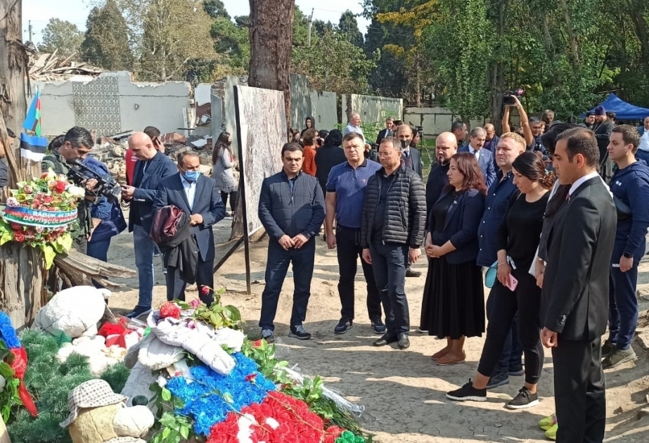 Diputados ucranianos visitan el lugar donde se murieron civiles como resultado del ataque con cohetes a Ganja por parte de Armenia