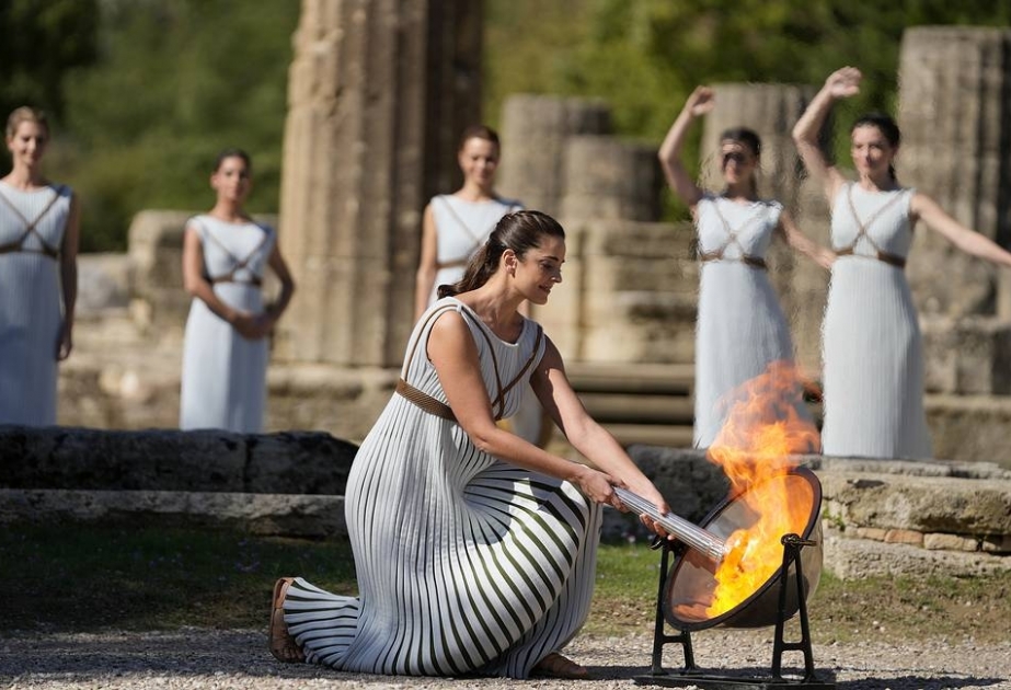 Олимпийский огонь передан в Древней Олимпии первому факелоносцу