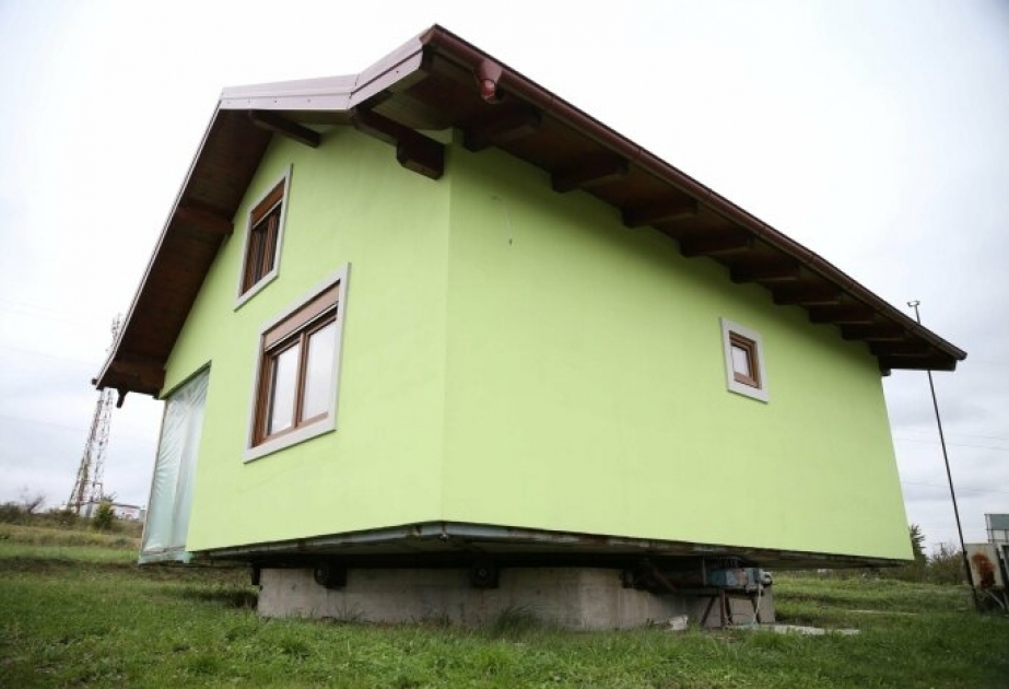 Bosniyalı təqaüdçü fırlanan ev tikib