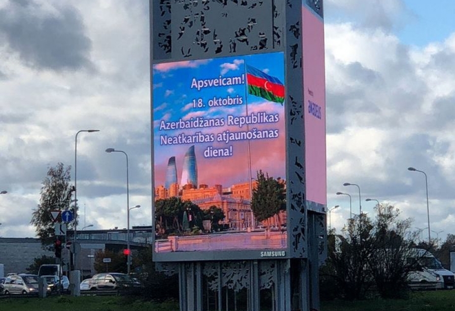 Azərbaycanın müstəqilliyinin bərpasının ildönümü ilə əlaqədar Riqanın reklam lövhələrində təbliğat materialları yerləşdirilib