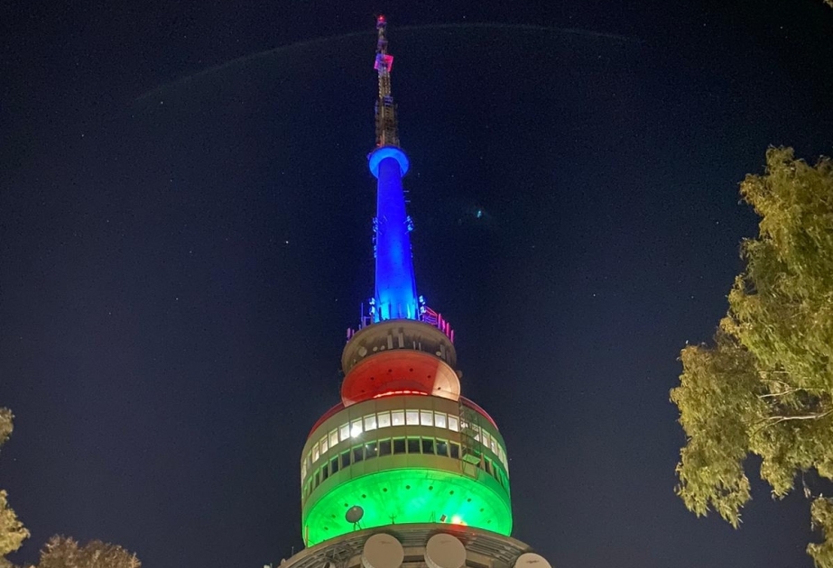 La emblemática Torre Telstra de Canberra se ilumina con los colores de la bandera de Azerbaiyán