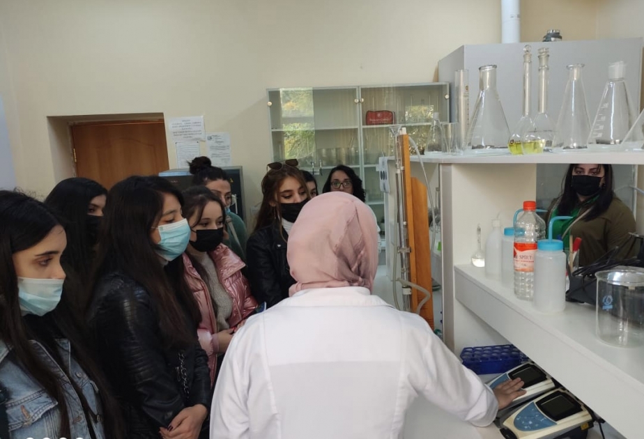 Tələbələr Torpaqşünaslıq və Aqrokimya İnstitutunun laboratoriyaları ilə tanış olublar
