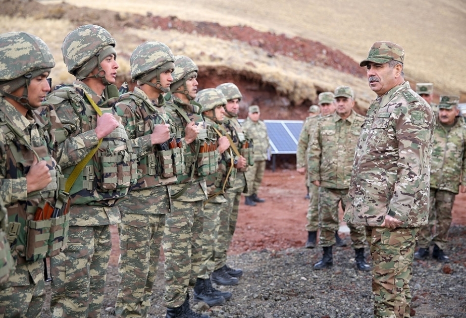 Se inspeccionan las posiciones de combate en los distritos de Kalbajar y Lachin