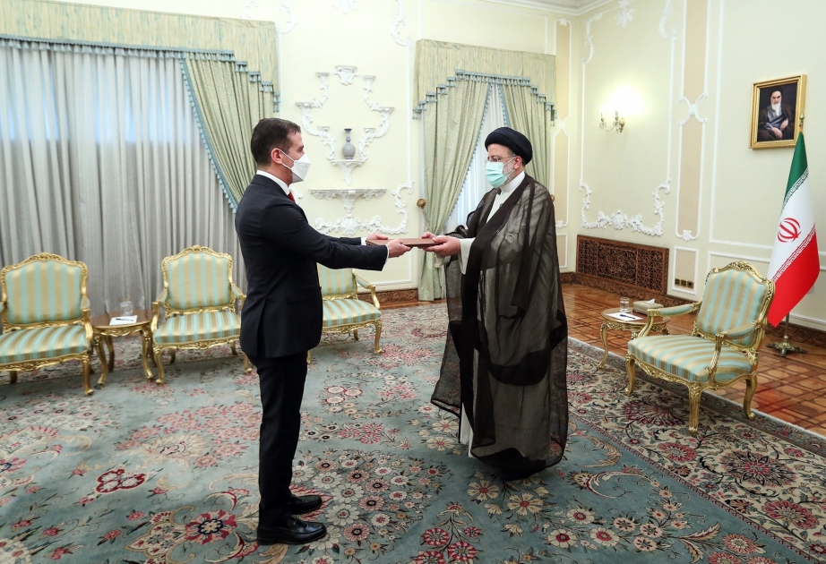 سفير أذربيجان يقدم اوراق اعتماده الى رئيس ايران