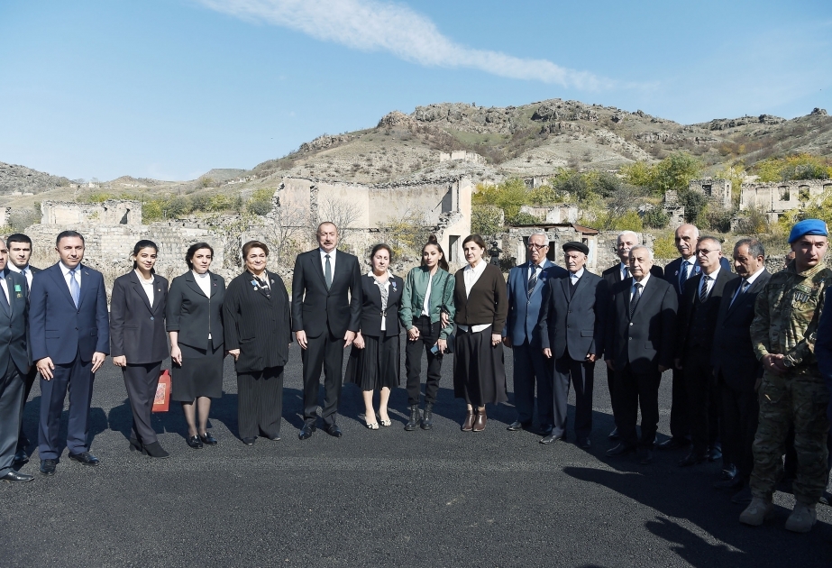 Le président Ilham Aliyev et la première dame Mehriban Aliyeva rencontrent des représentants de la communauté de Goubadly VIDEO