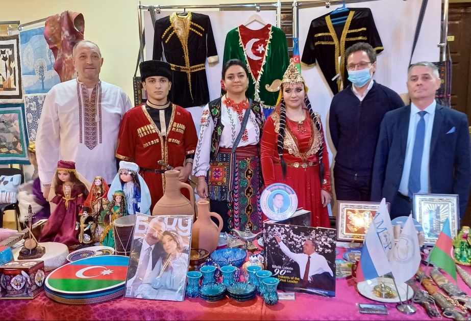 В Мурманске на фестивале национальных культур представители азербайджанской диаспоры исполнили национальные танцы