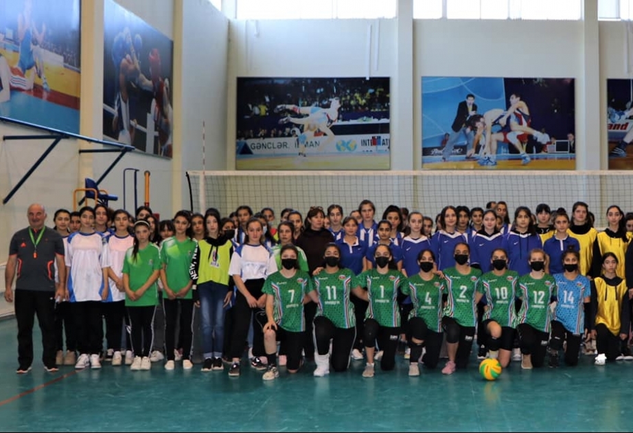 Çingiz Qurbanovun xatirəsinə həsr olunan məktəbli qızlar arasında voleybol turnirində 10 komanda mübarizə aparır
