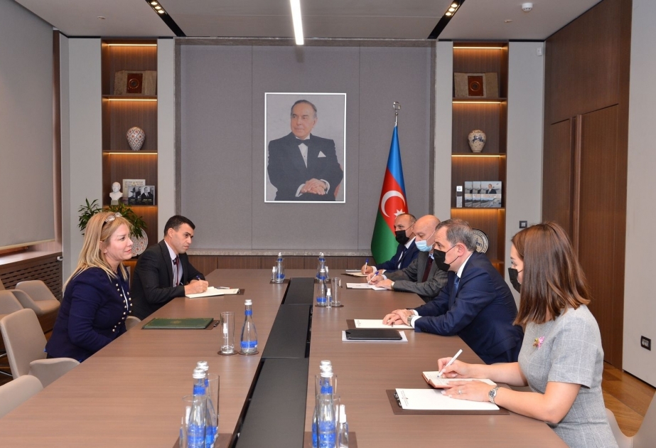 El ministro de Asuntos Exteriores de Azerbaiyán se reúne con la embajadora saliente de Argelia