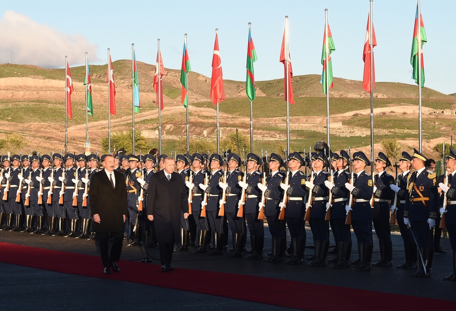 Cérémonie d’accueil officiel du président turc Recep Tayyip Erdogan dans la région de Zenguilan VIDEO