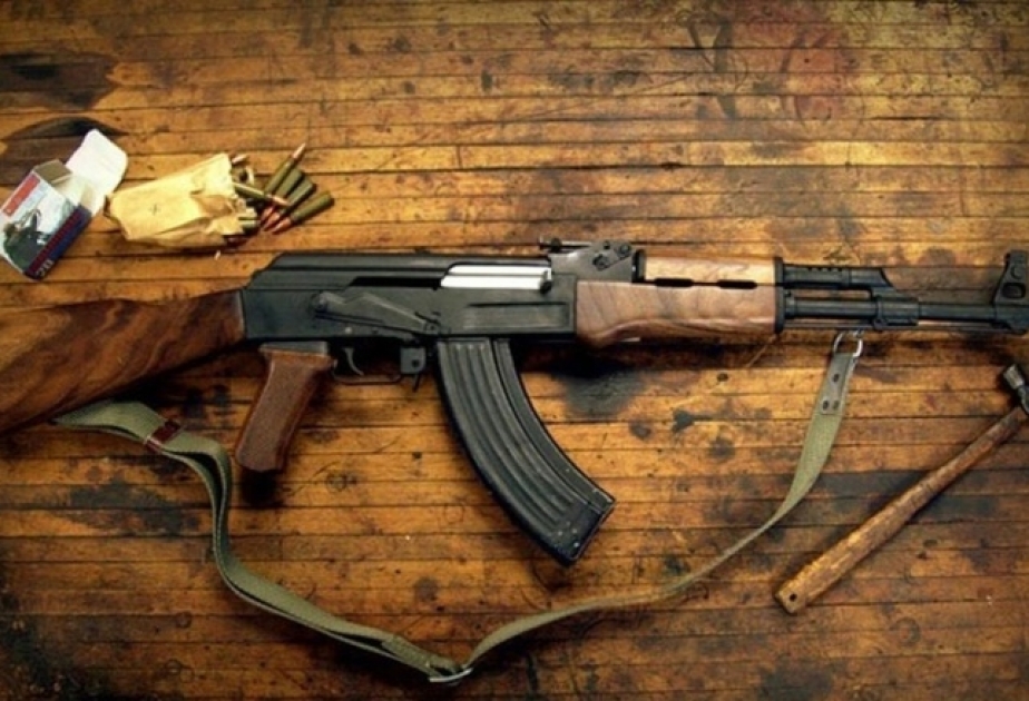 Bəhrəmtəpə qəsəbə sakininin avtomobilindən “AK-74” markalı silah aşkar edilərək götürülüb
