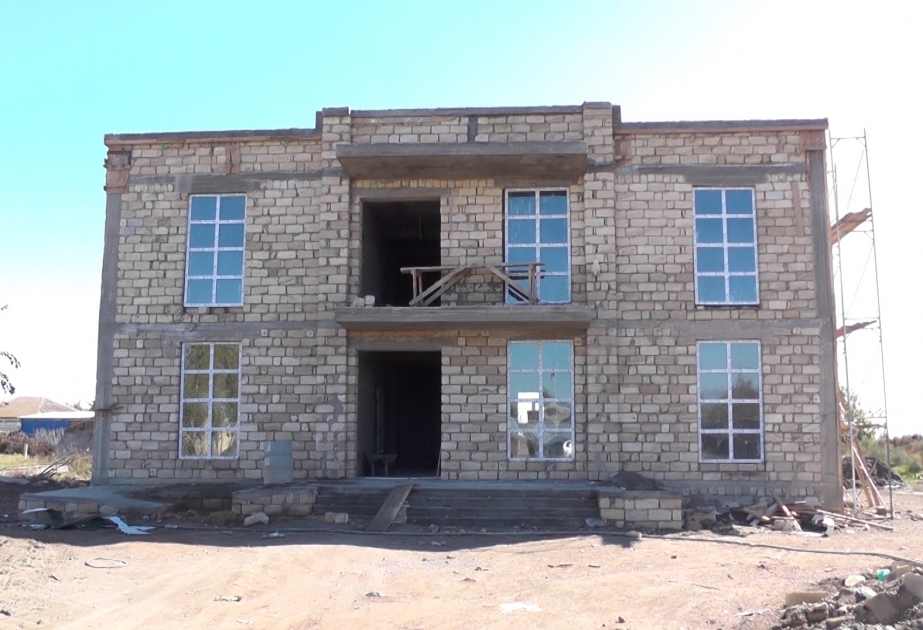 Casas destruidas por el ejército armenio se están reconstruyendo