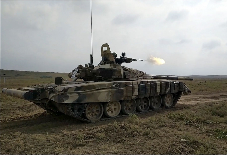 Unidades de tanques del Ejército de Azerbaiyán realizan disparos prácticos