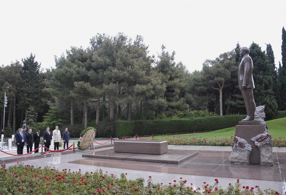 Jefe del grupo parlamentario estonio-azerbaiyano visitó los Callejones de Honor y de los Mártires