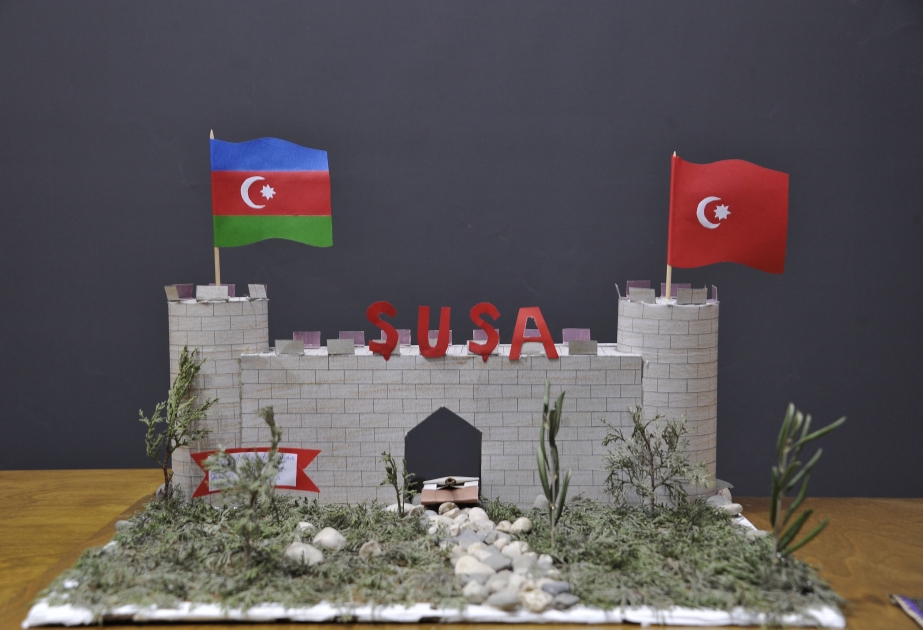 Məktəblilərin Zəfər Gününə həsr olunan rəsm və əl işlərindən ibarət sərgi təşkil edilib
