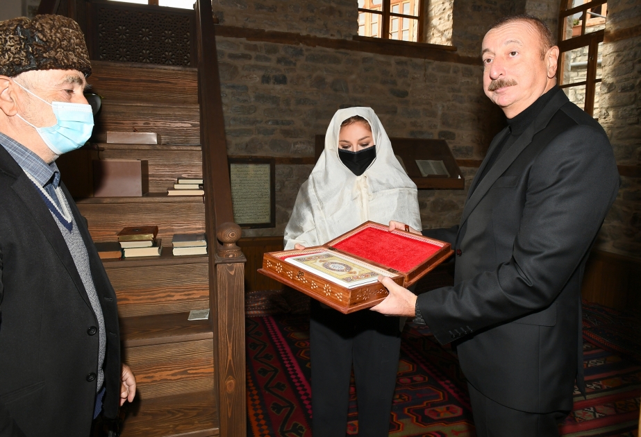 Prezident İlham Əliyev və birinci xanım Mehriban Əliyeva Lahıcdakı Bədöyün məscidində aparılan bərpa-təmir işləri ilə tanış olublar YENİLƏNİB VİDEO