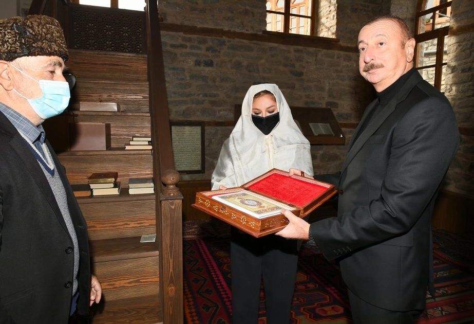 Präsident Ilham Aliyev und First Lady Mehriban Aliyeva lernen Restaurierungsarbeiten an Bädöyün-Moschee in Lahidsch VIDEO