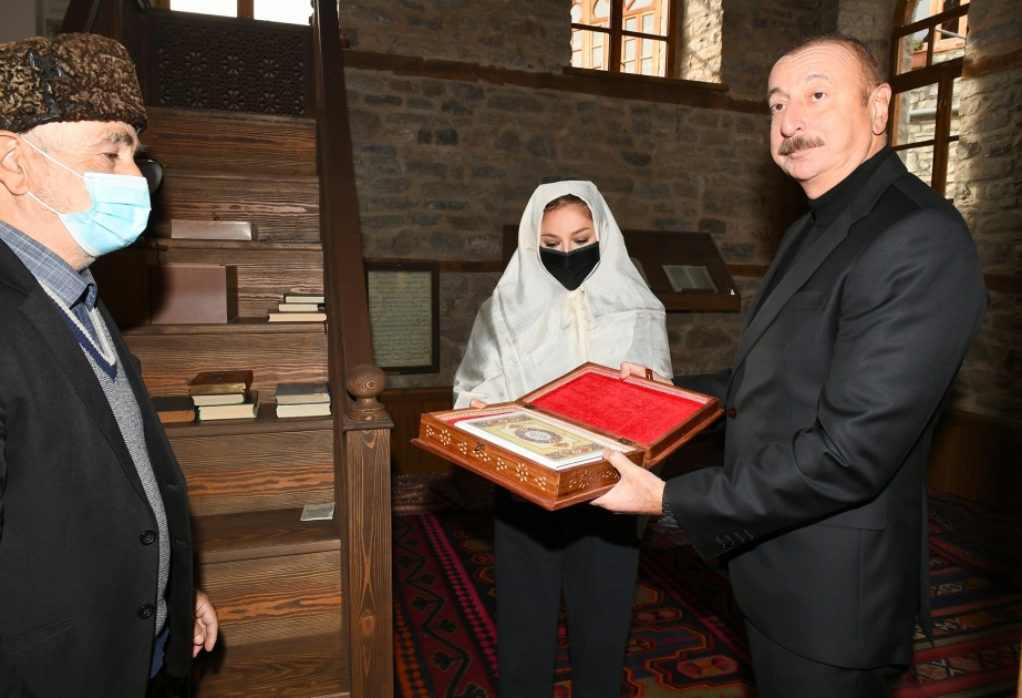 Le président Ilham Aliyev et son épouse Mehriban Aliyeva prennent connaissance des travaux de restauration de la mosquée de Bédöyun à Lahydj VIDEO