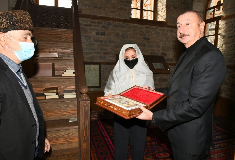 Presidente y la primera dama se familiarizan con las obras de restauración realizadas en la mezquita de Bedoyun en Lahij