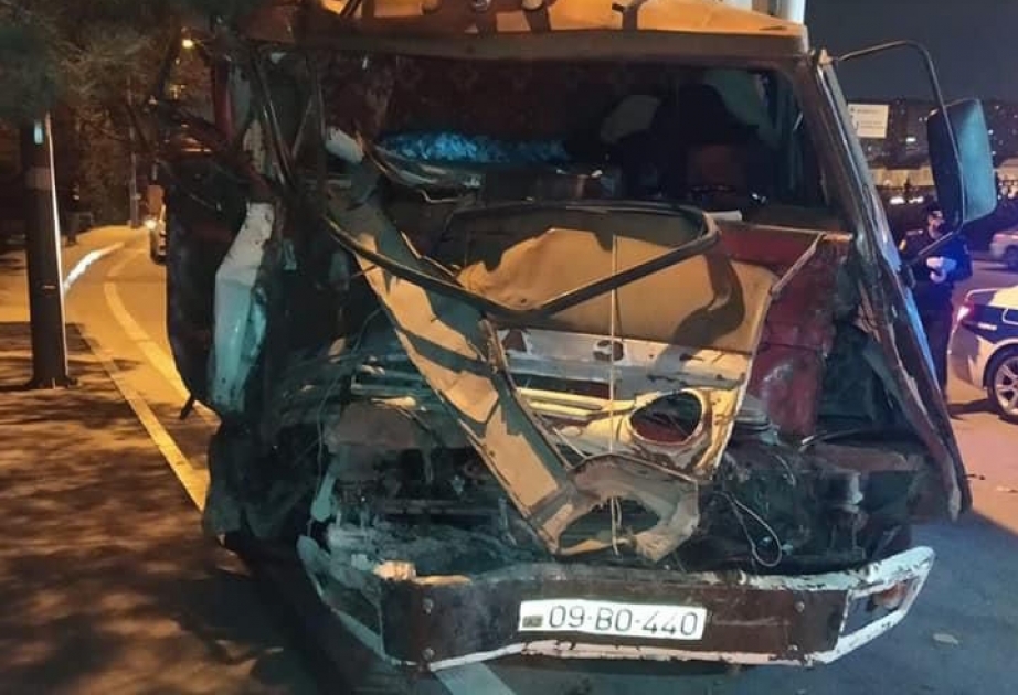 Qaradağ rayonunda yük avtomobillərinin toqquşması nəticəsində ölənlər var